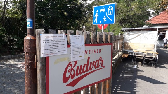 FOTO: Oznam pri vchode do krčmy Funus členov vlády ani hlavného hygienika asi nepotešia...