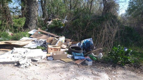 FOTO Naštvaný starosta Vrakune vyzýva: Pošlite mi fotky ľudí, ktorí toto robia