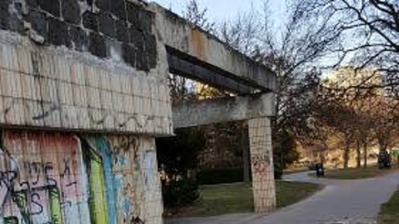 Pozor: Na Štrkovci vám môže padnúť na hlavu obklad z chátrajúceho hotela