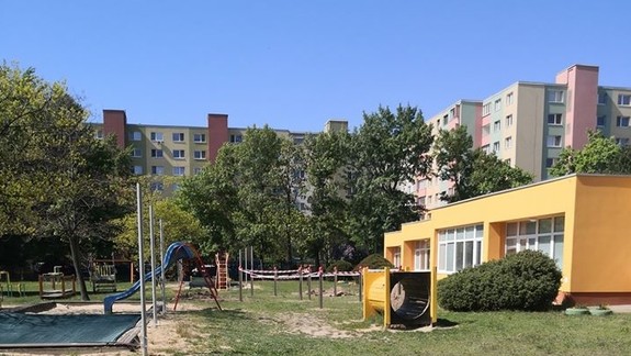 Vo Vrakuni zostávajú detské ihriská zatvorené a vstup je len na vlastné riziko...