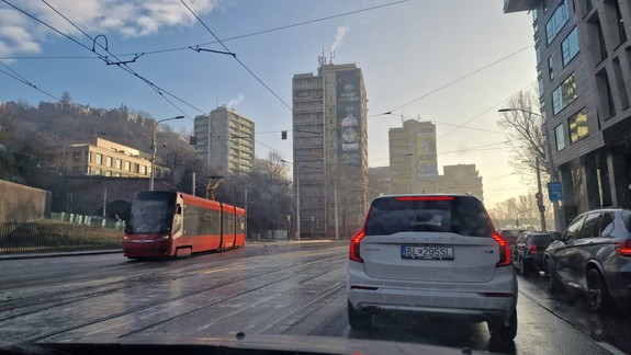 MHD: Premávka električiek v Bratislave je pre námrazy nepravidelná