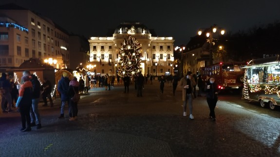 Staré Mesto odmieta kritiku za preplnené námestie - situáciu okolo food truckov monitoruje