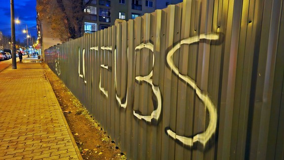 Zle odhadli situáciu: Sprejeri z Francúzska si vybrali za svoj terč plot  objektu ministerstva vnútra