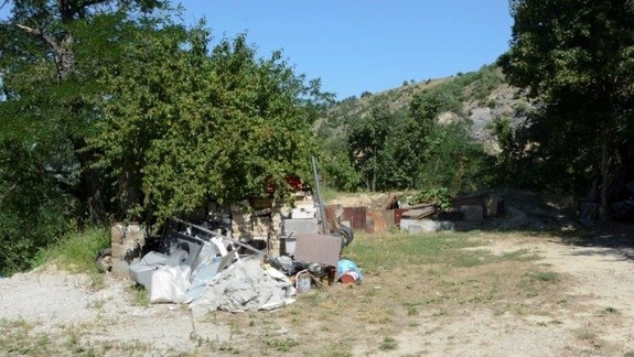 Nemal problém vysypať odpad v ochrannom pásme. Už je obvinený