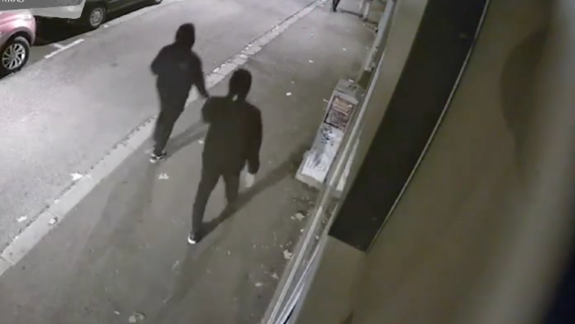 Polícia obvinila zo zločinu lúpeže troch mužov, ktorí fyzicky napadli fanúšikov