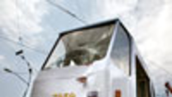 Na Radlinského ulici sa vykoľajila električka