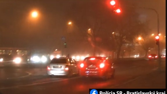 VIDEO: Dievčina vo Fabii prešla križovatku na červenú a ohrozila chodcov - asi by prišla o vodičák, ale žiaden nemala...