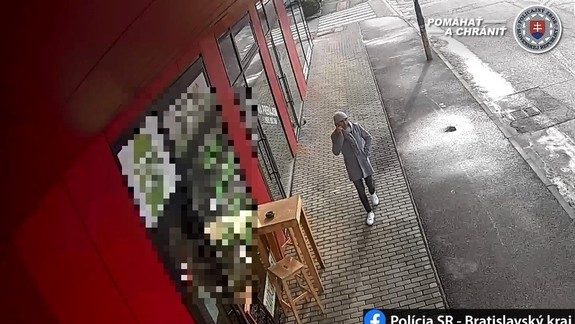 FOTO: Pomôžte identifikovať tohto muža - staršiu pani pripravil podľa polície o 10-tisíc eur