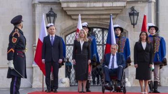 V Bratislave sa začalo stretnutie prezidentov V4