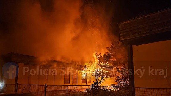 FOTO V Petržalke v noci horela opustená budova