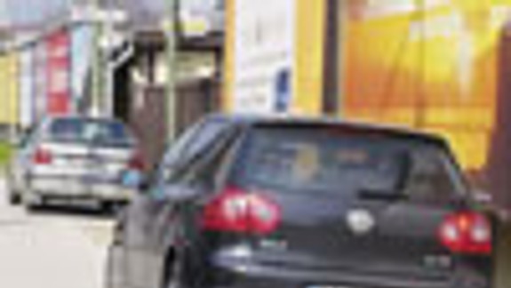 Na chodníku na Miletičovej sa beztrestne parkuje