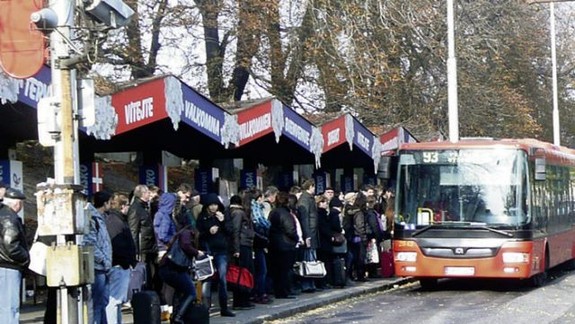 Autobusy nestačia odvážať cestujúcich zo stanice, niektorí radšej chodia pešo