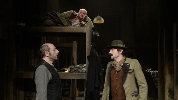 FOTO: Latinák stvárňuje Hitlera a Studenková smrť - mestské divadlo uviedlo predstavenie Mein Kampf