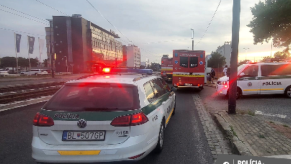 Tragická nehoda na Vajnorskej: Vodič najskôr vytlačil druhé auto z cesty a potom vpálil do stĺpu