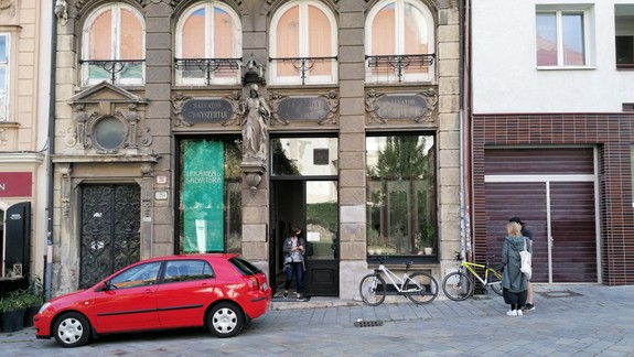 Bratislava kúpi za takmer milión eur originálny mobiliár do Lekárne u Salvatora