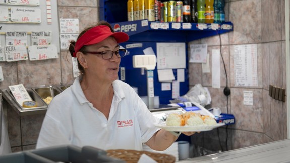 Retro prevádzka v Petržalke: Na obedy „na stojáka“ čaká denne rad ľudí, Andrejkinu kuchyňu milujú