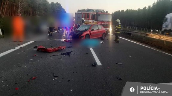 Tragická nehoda: Na D2 v smere do Bratislavy sa zrazil kamión s osobným autom, diaľnicu uzavreli