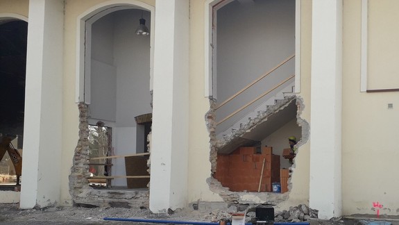FOTO Veľké búranie v Divadle Aréna: Všetky okná sú už preč, vnútri nezostal kameň na kameni