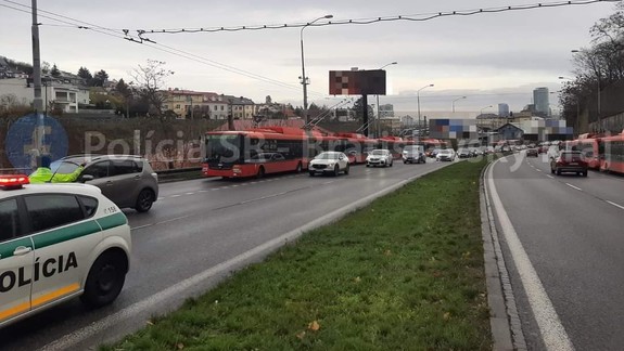 Na Stromovej a Pražskej ulici prerušili premávku trolejbusov