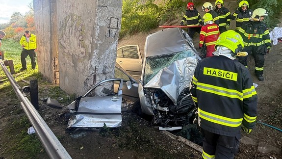 Tragická nehoda na D2: Senior na škodovke narazil priamo do mostného betónového piliera