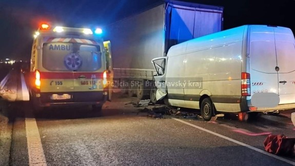 Diaľnicu D2 v smere do Maďarska museli pre tragickú nehodu uzavrieť