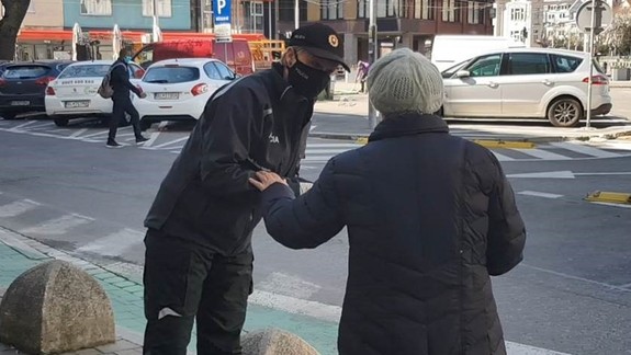 Bezcitnosť: Podvodník ukradol seniorke zo skrine tisíce eur