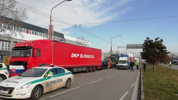 S dopravnými obmedzeniami pre štrajkujúcich kamionistov rátajte asi aj v stredu