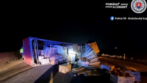 Na D1 pred Sencom sa nadránom prevrátil kamión, jeho poľský vodič bol opitý