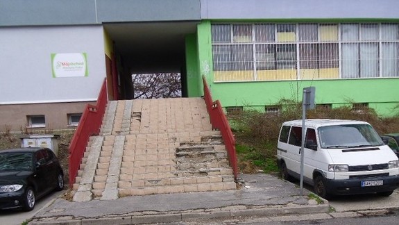 Schodisko na Beňadickej: Rok od rekonštrukcie sa takto rozpadáva