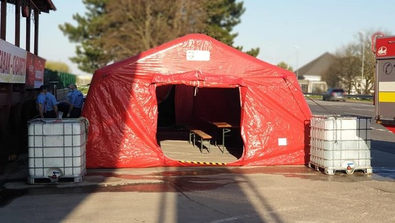 VIDEO Takto postavia a dezinfikujú stany pre repatriantov