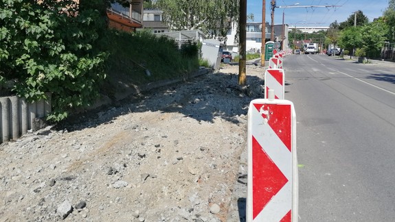 Rozkopaná Jeséniova na Kolibe: Výsledkom bude vynovený chodník