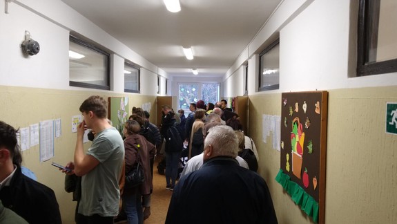 Voľby 2022:: V Petržalke sa pred niektorými miestnosťami tvoria rady