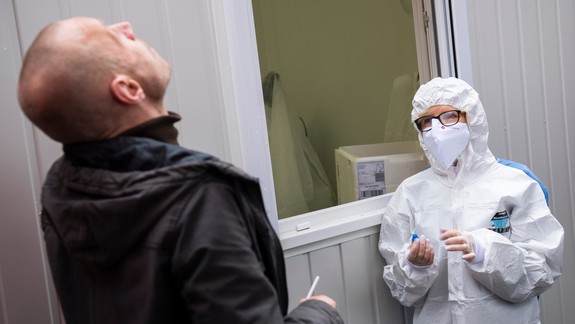 Petržalka testuje kloktaním aj zamestnancov škôl. Týždenne ušetrí 17500 eur