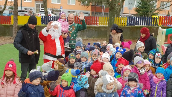 Pandemický dúbravský Mikuláš zavíta pod okná detí v materských školách spolu so starostom Zaťovičom