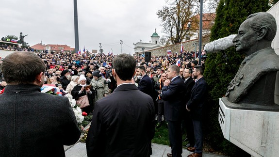 Smeráci položili vence k pamätníku Dubčeka - na protest prišli stovky ľudí. Jedného spred NR SR odviedla polícia...