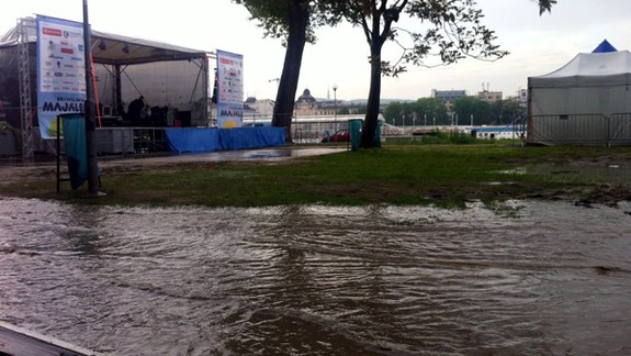 Z nábrežia odčerpali vodu, program majálesu sa dnes nemení