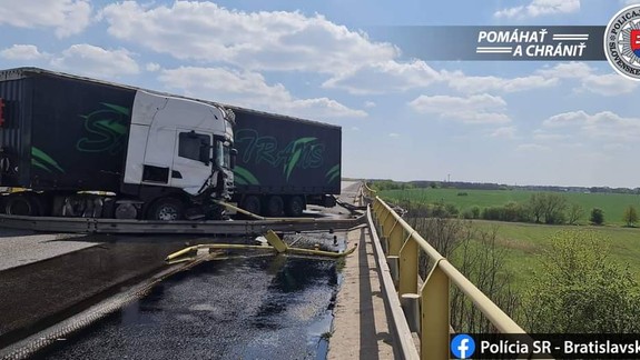Nehoda: Kamión na D2 prerazil zvodidlá a prešiel do protismeru