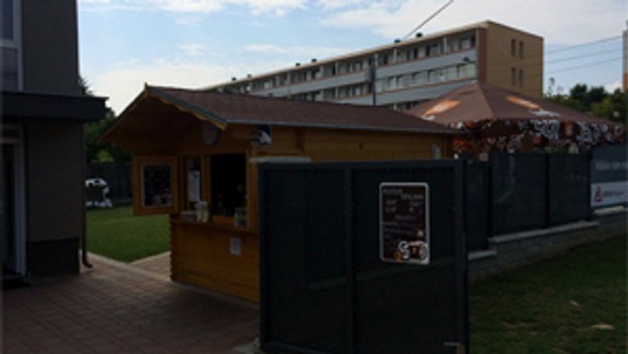 Obyvatelia sa sťažujú na hluk a WC, mestská časť ide hľadať kompromis