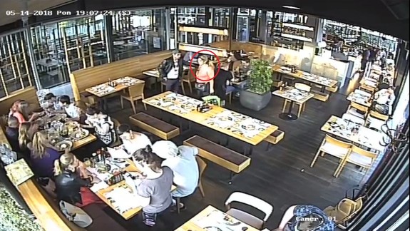 FOTO: Mladej žene zmizla z kabelky peňaženka a mobil - situáciu však zachytila priemyselná kamera reštaurácie!