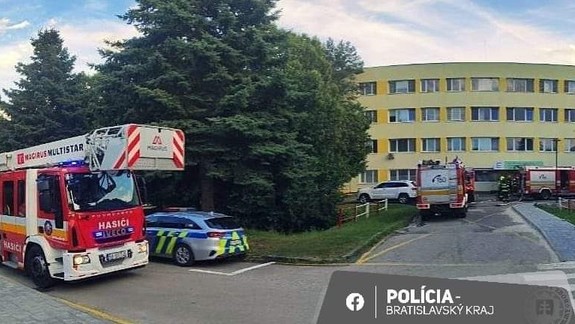 Požiar v nemocnici v Pezinku bol založený úmyselne, polícia zadržala podozrivého muža