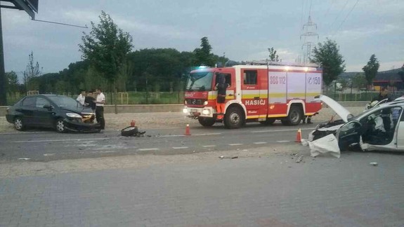 FOTO: Na Rybničnej ulici sa čelne zrazili dva autá - vodiči to našťastie prežili len s ľahkými zraneniami