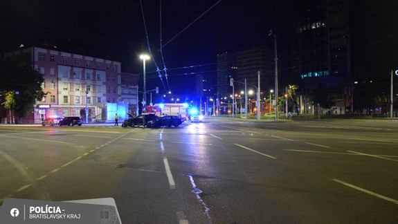 Úplne  sa rozbili: Na Trnavskom mýte sa zrazili dve autá, polícia hľadá svedkov