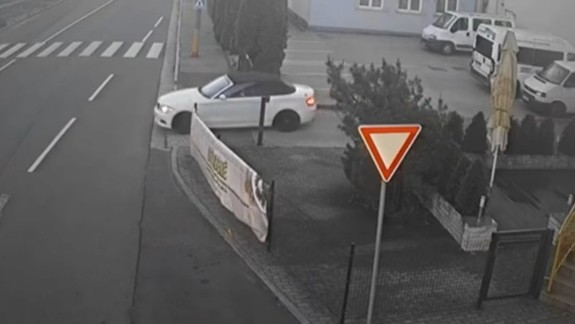 Krádež BMW zachytená kamerou. Poznáte muža na záberoch?