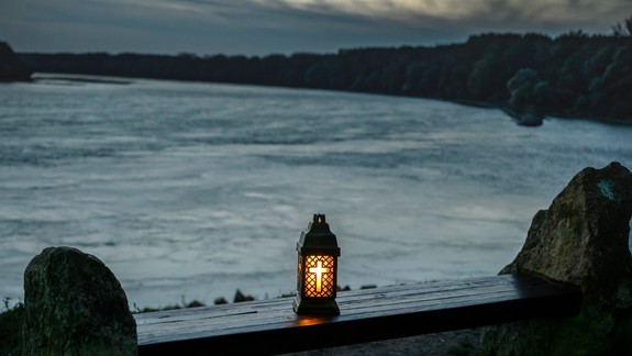 Pri hrade Devín si desiatky ľudí uctili obete Dunaja