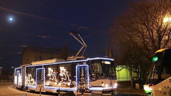 FOTO: V ktorom európskom meste majú najkrajšiu vianočnú električku? V hre je aj bratislavská