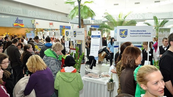 Rozmýšľate, na ktorú strednú dať svoje dieťa? Zajtra sa na jednom mieste predstaví 49 škôl