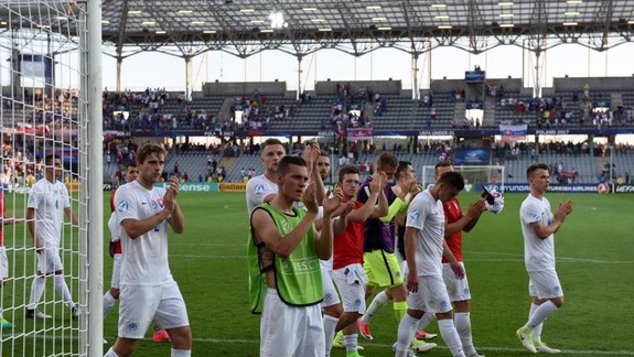 VIDEO: Slovenských futbalistov do 21 rokov vítali na letisku fanúšikovia potleskom