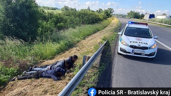 Policajti zadržali nelegálnych migrantov, skrývali sa v podvozku kamióna