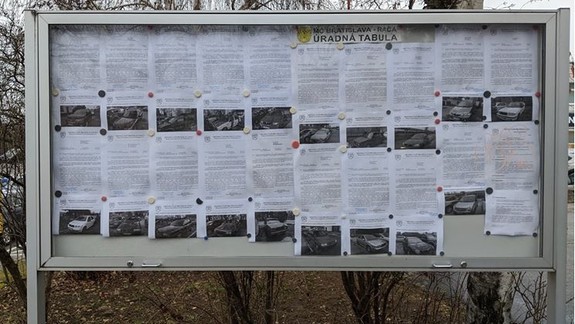 FOTO: Úradná tabuľa v Rači je plná fotografií vrakov - prečo je s ich odpratávaním problém?