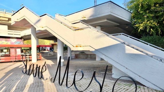 FOTO: V Starom Meste pribudli originálne cyklostojany